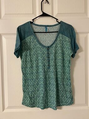 T12a- KUHL Green Boho KORTINA Henley T-Shirt